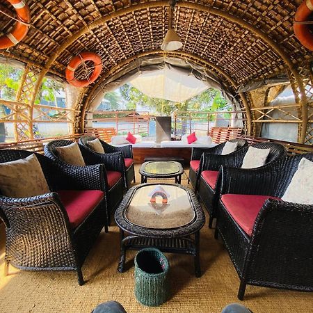 Marvel Cruise Hotel Alappuzha Екстериор снимка