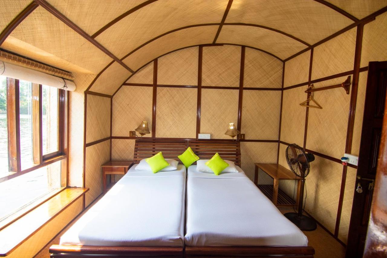 Marvel Cruise Hotel Alappuzha Екстериор снимка