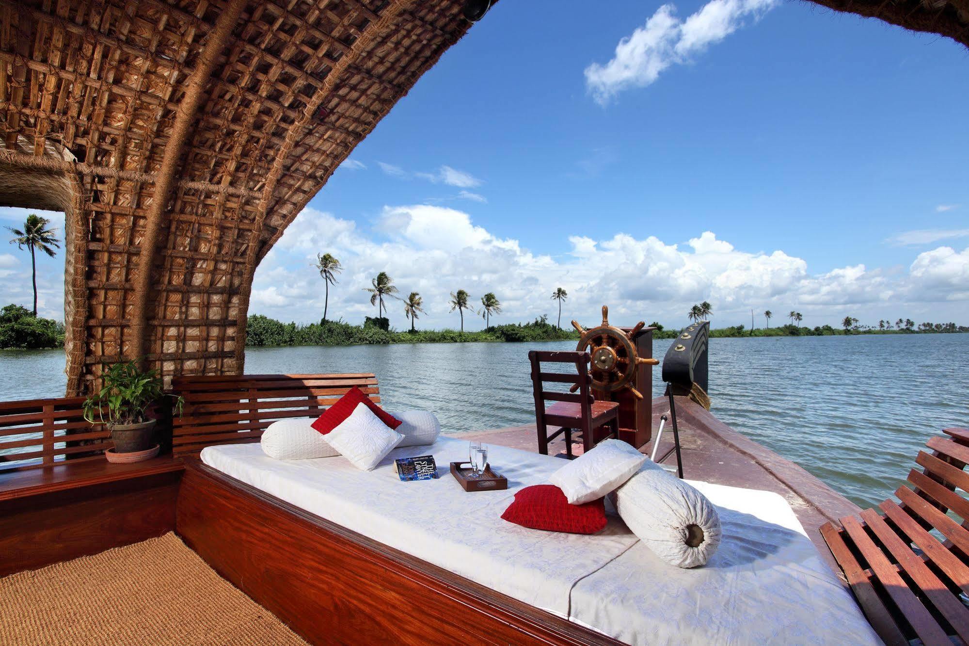 Marvel Cruise Hotel Alappuzha Екстериор снимка