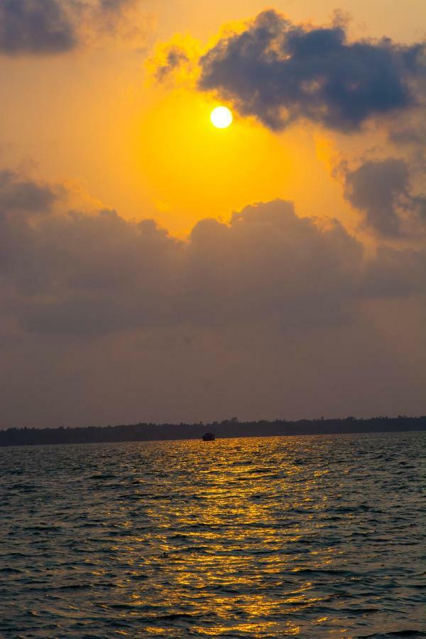 Marvel Cruise Hotel Alappuzha Екстериор снимка