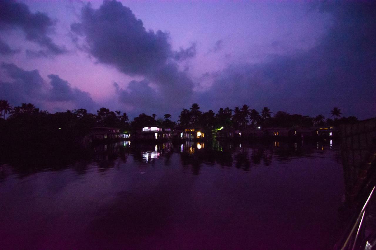 Marvel Cruise Hotel Alappuzha Екстериор снимка